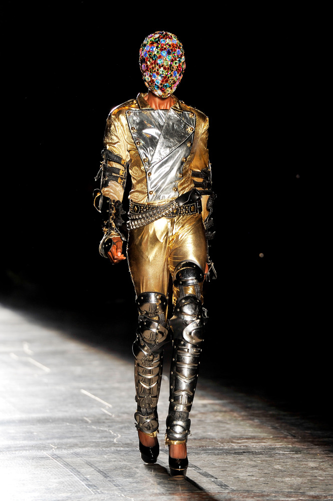 Philip Treacy shows at London Fashion Week; cast an all-black model ...