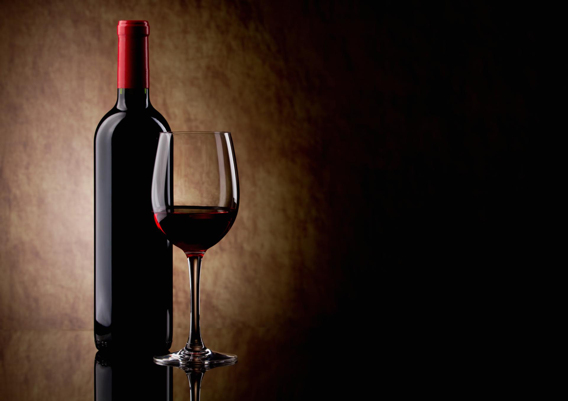 wallpaper-red-wine-glass-and-bottle